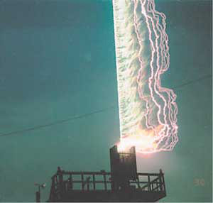 Несколько разрядов молний, вызванных пуском ракеты в грозовую тучу. Левая вертикальная прямая — след ракеты (изображение: «Наука и жизнь»)