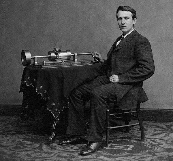Эдисон и одна из моделей фонографа