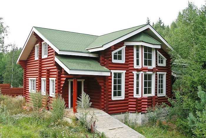 Деревянный дом со вставленными окнами